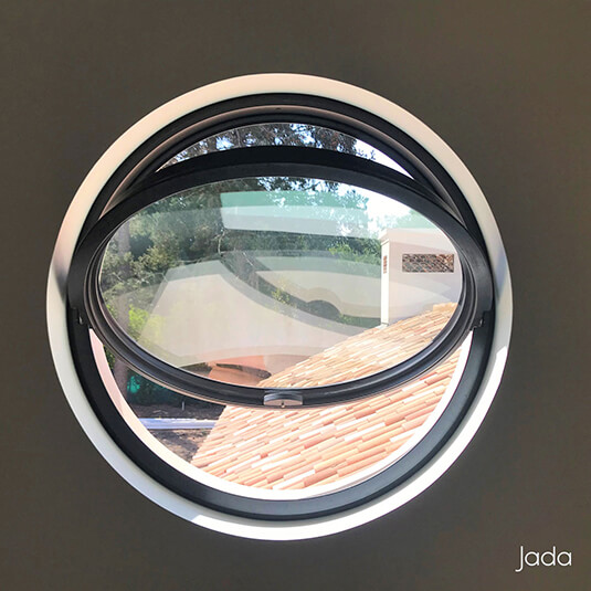 Jada Pivot Window